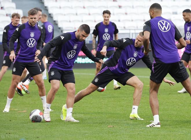 爱游戏在线-荷兰队伤病潮，阵容岌岌可危的简单介绍