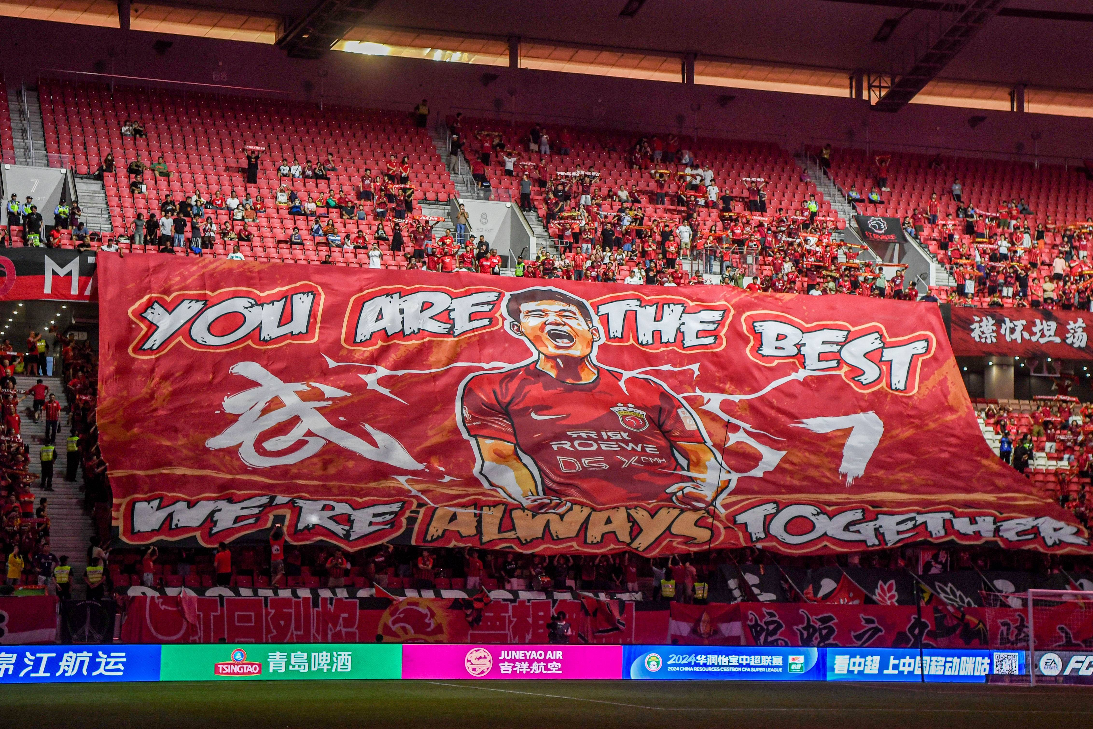 爱游戏官方入口-中超球队球员表现亮眼，赢得球迷欢呼