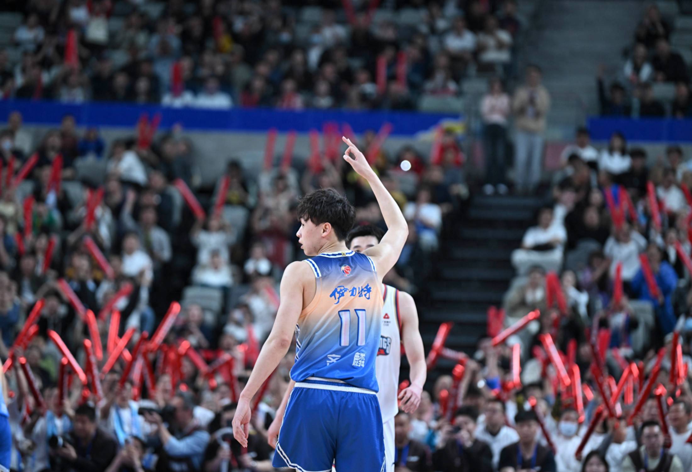 爱游戏竞技-顶尖球员之间的篮球争夺吸引无数体育迷注目的简单介绍