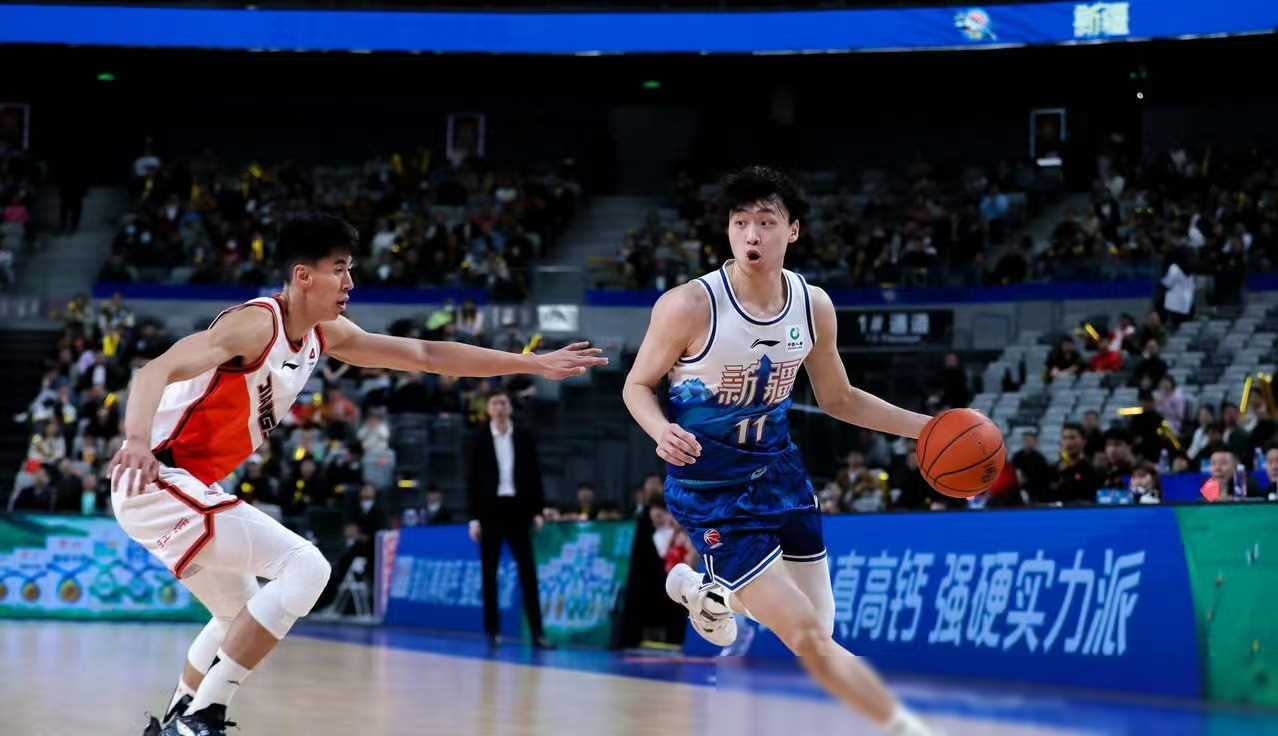 爱游戏娱乐-辽宁队在场上表现出色，赢得比赛