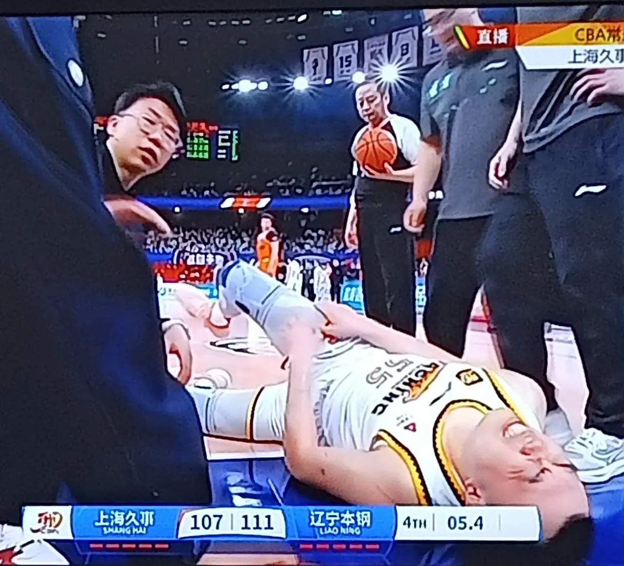 爱游戏官网app-职业球员在比赛中受伤，引发球迷关注