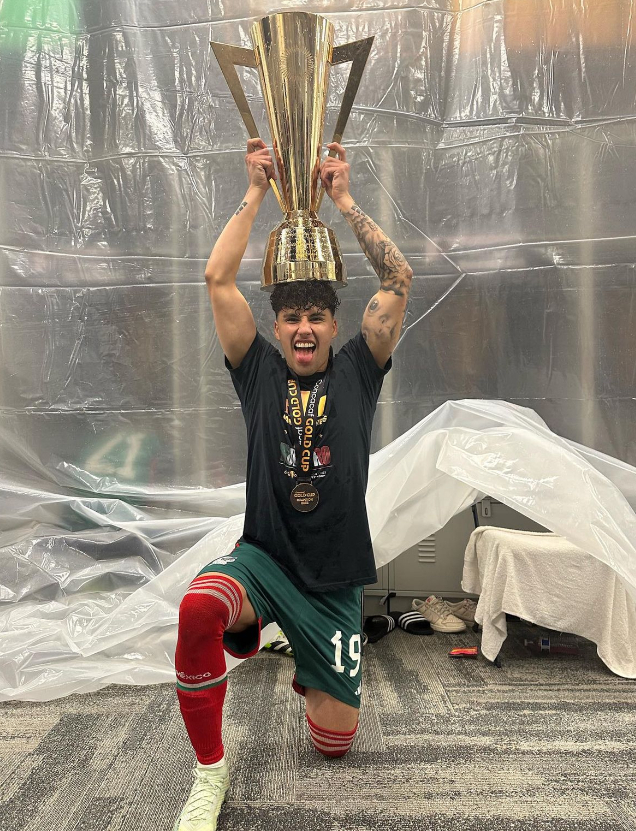 爱游戏竞技-桑切斯在训练中展现出出色状态，球迷期待他在下一场比赛中大放异彩的简单介绍