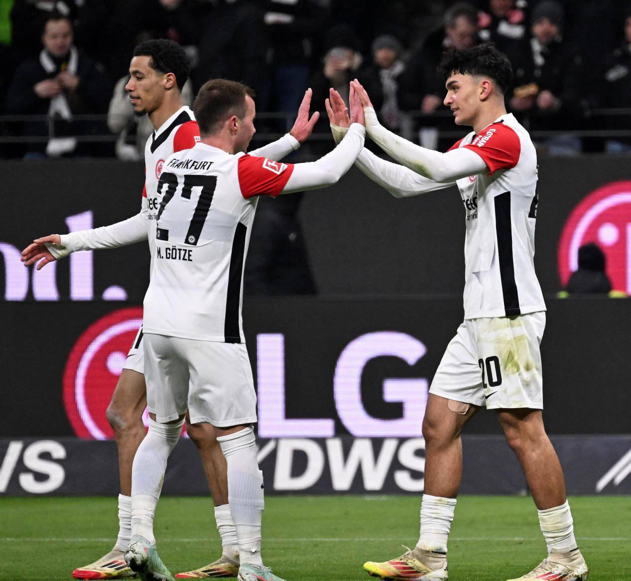 法兰克福队在德甲比赛中迎来连胜，实力逐渐显露的简单介绍