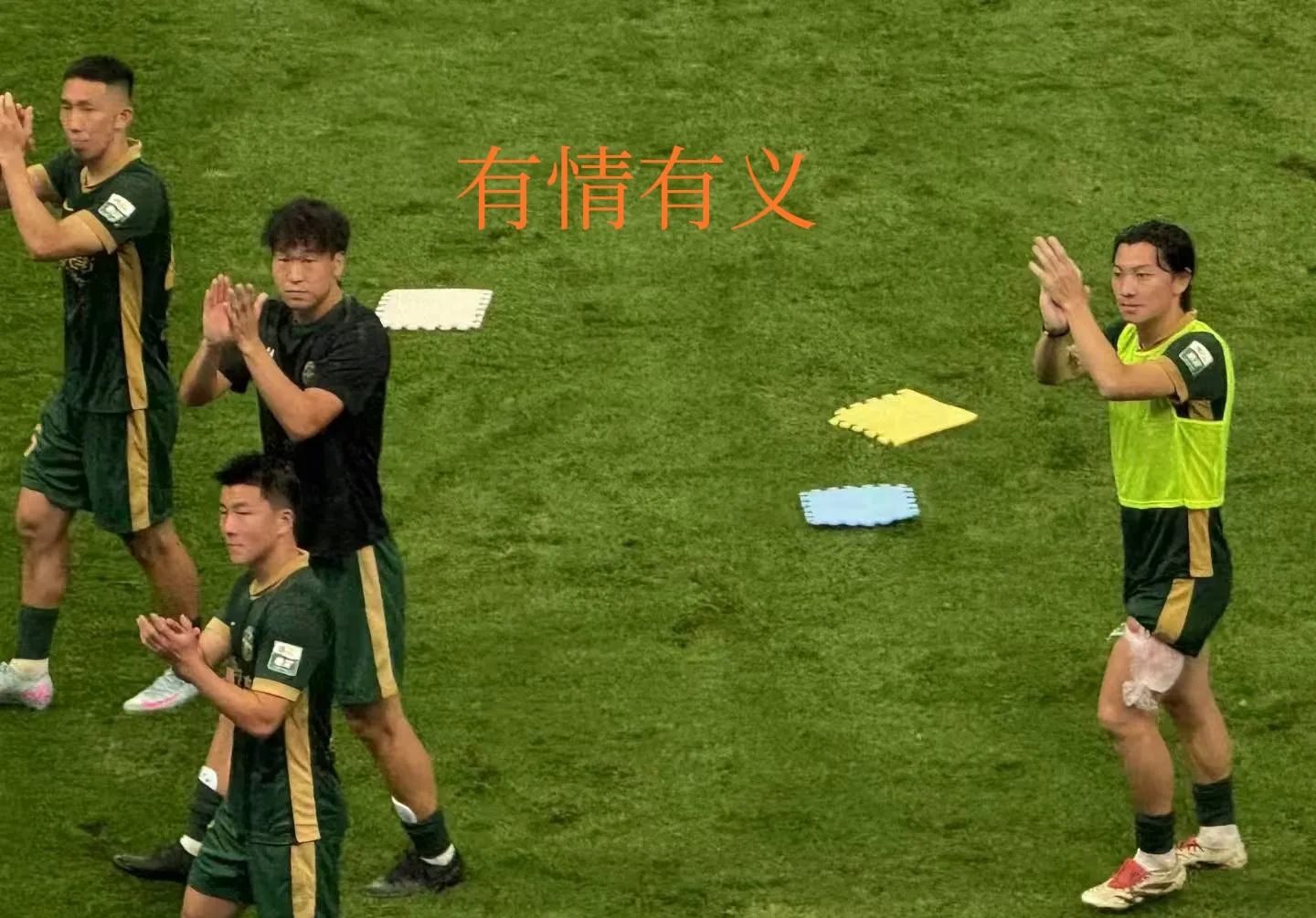 爱游戏注册-足球联赛中的精妙配合赢得掌声