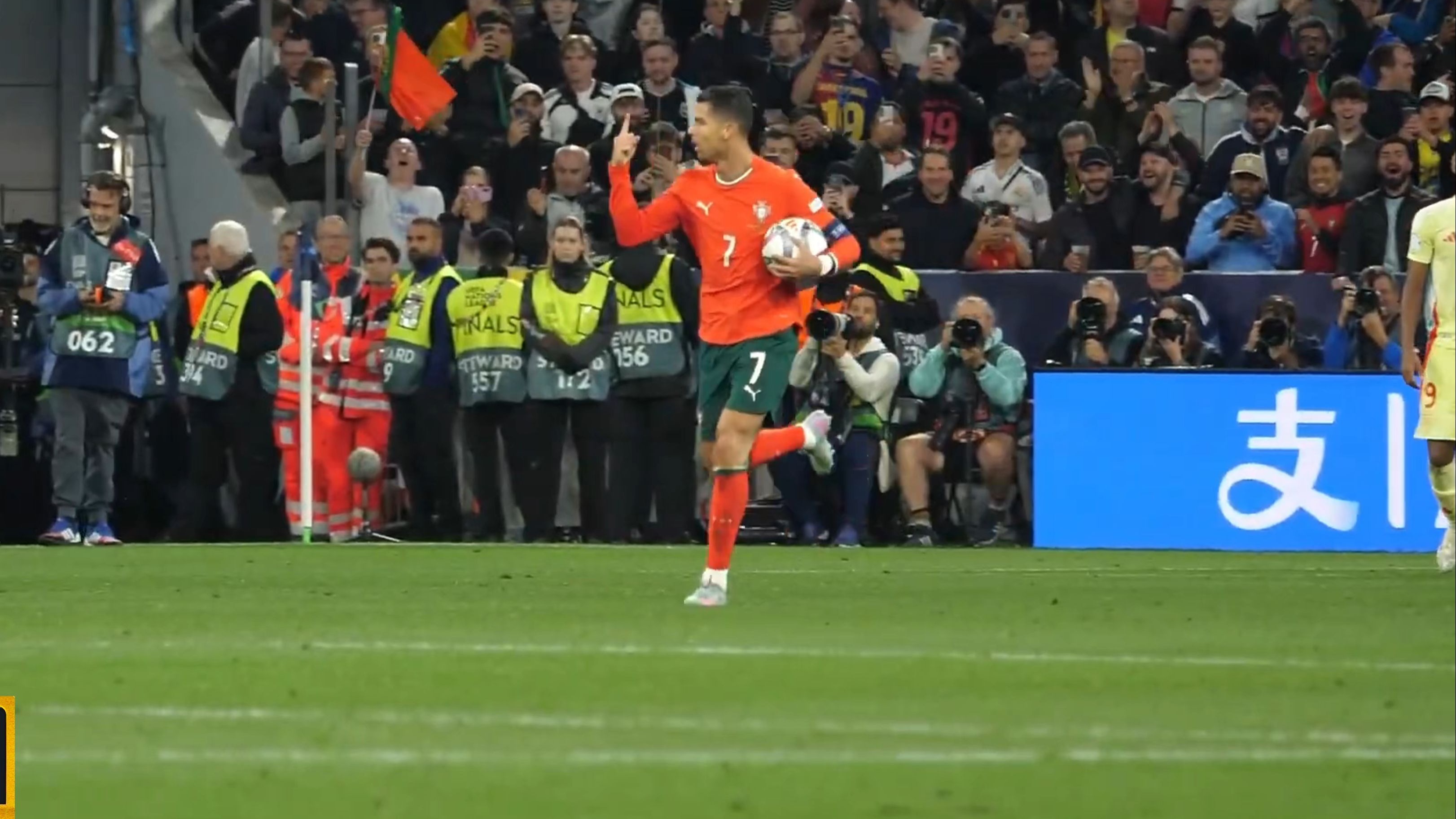 爱游戏视频-欧国联赛球队状态亮眼，精彩比赛连连